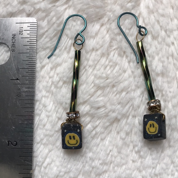 Y2K 90s Vintage Smiley Dangle Earrings - Picture 5 of 5